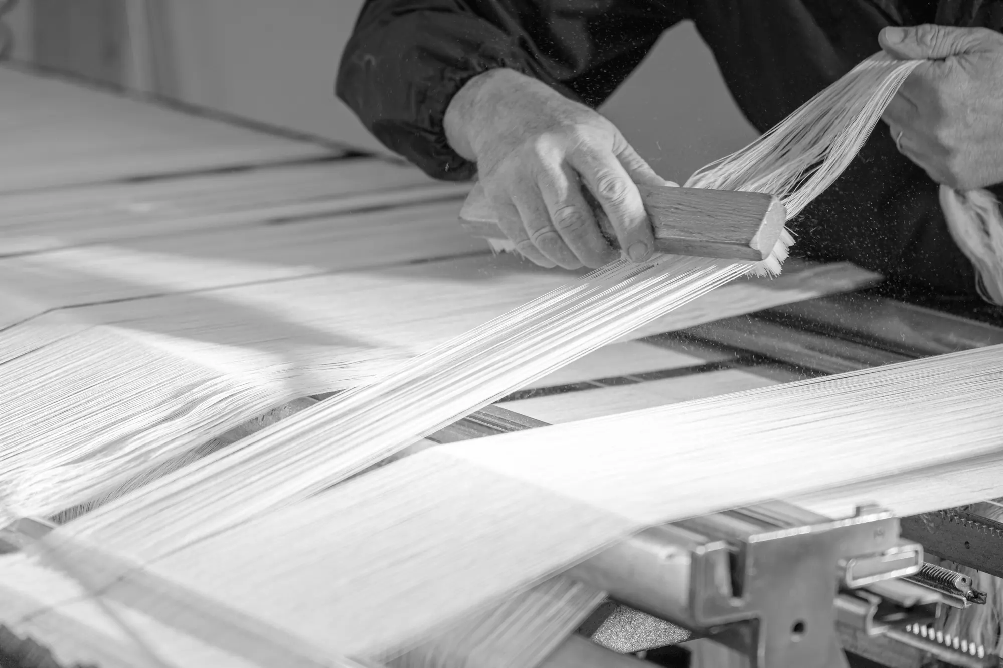 Comparison of vertical, outsourced and hybrid textile production models in the textile industry.